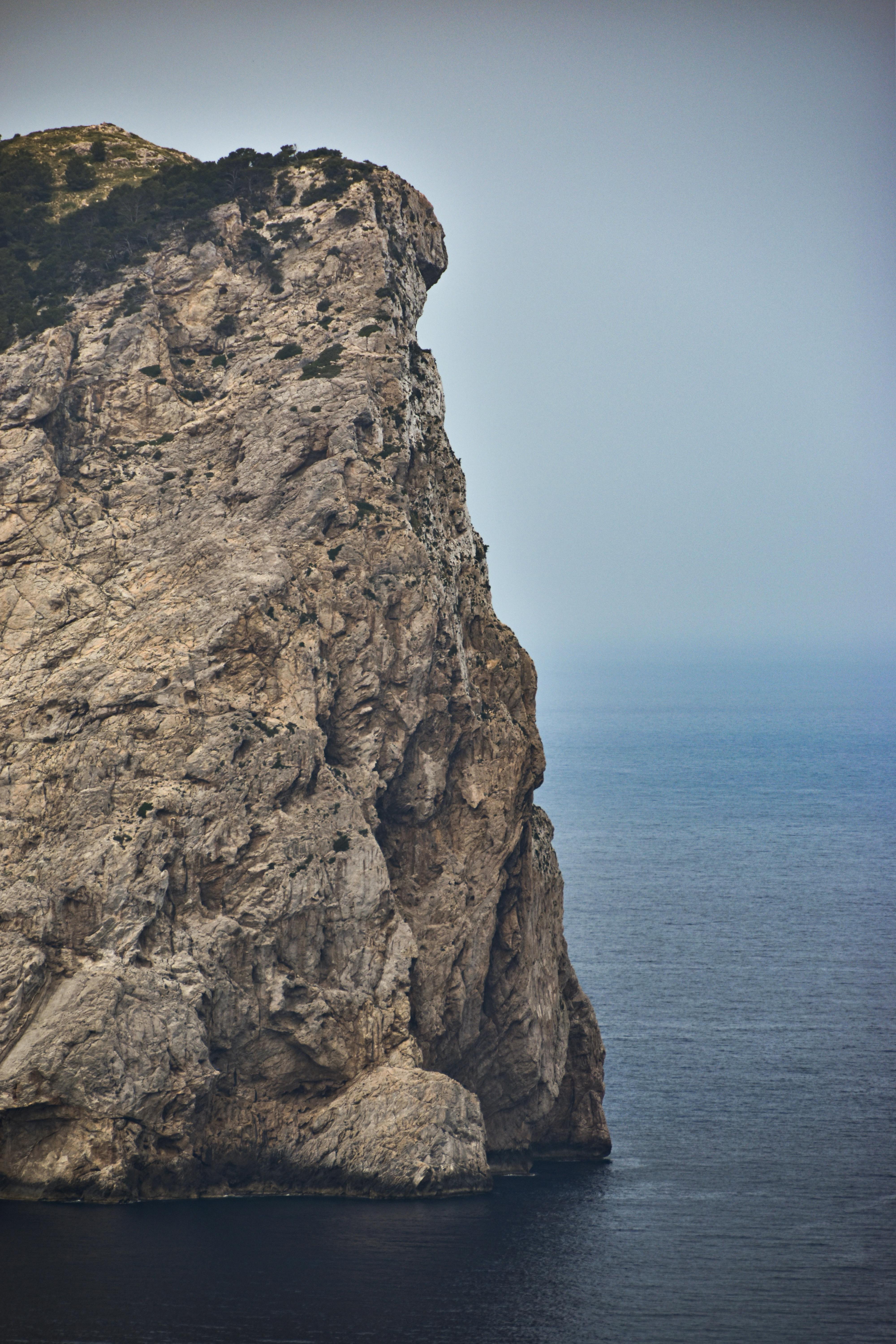 高耸的悬崖矗立在宁静的大海上，大自然的壮丽得以展现
