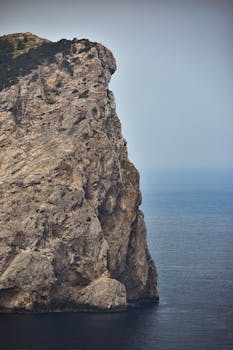 高耸的悬崖矗立在宁静的大海上，大自然的壮丽得以展现