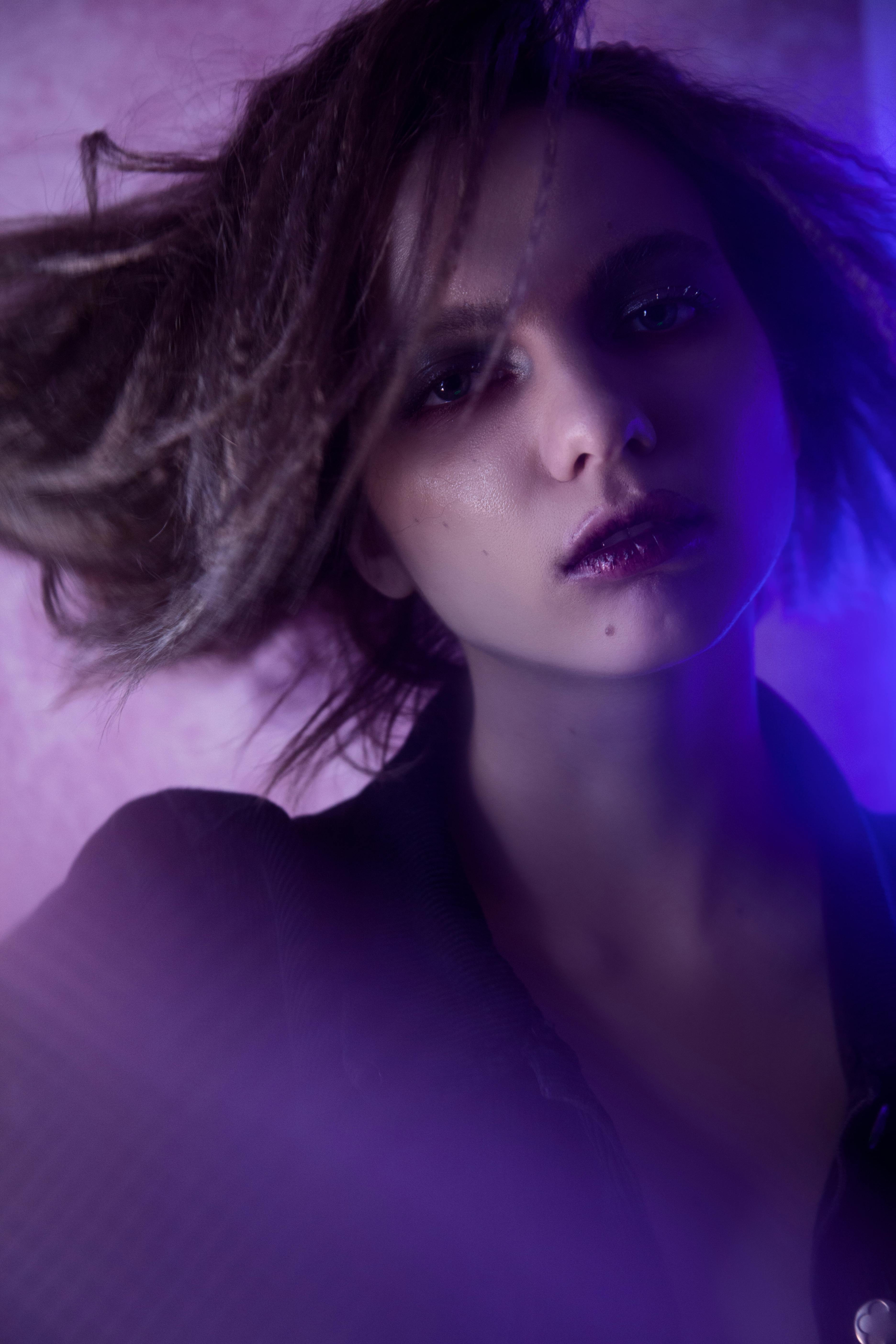 一幅充满活力的灯光下，动态发型女人的神秘肖像