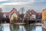 纽伦堡的河滨景观引人入胜，历史悠久的建筑群让人陶醉，而宁静的海水和冬季的氛围更是增添了几分神秘与浪漫