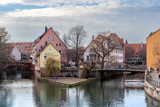 纽伦堡的河滨景观引人入胜，历史悠久的建筑群让人陶醉，而宁静的海水和冬季的氛围更是增添了几分神秘与浪漫