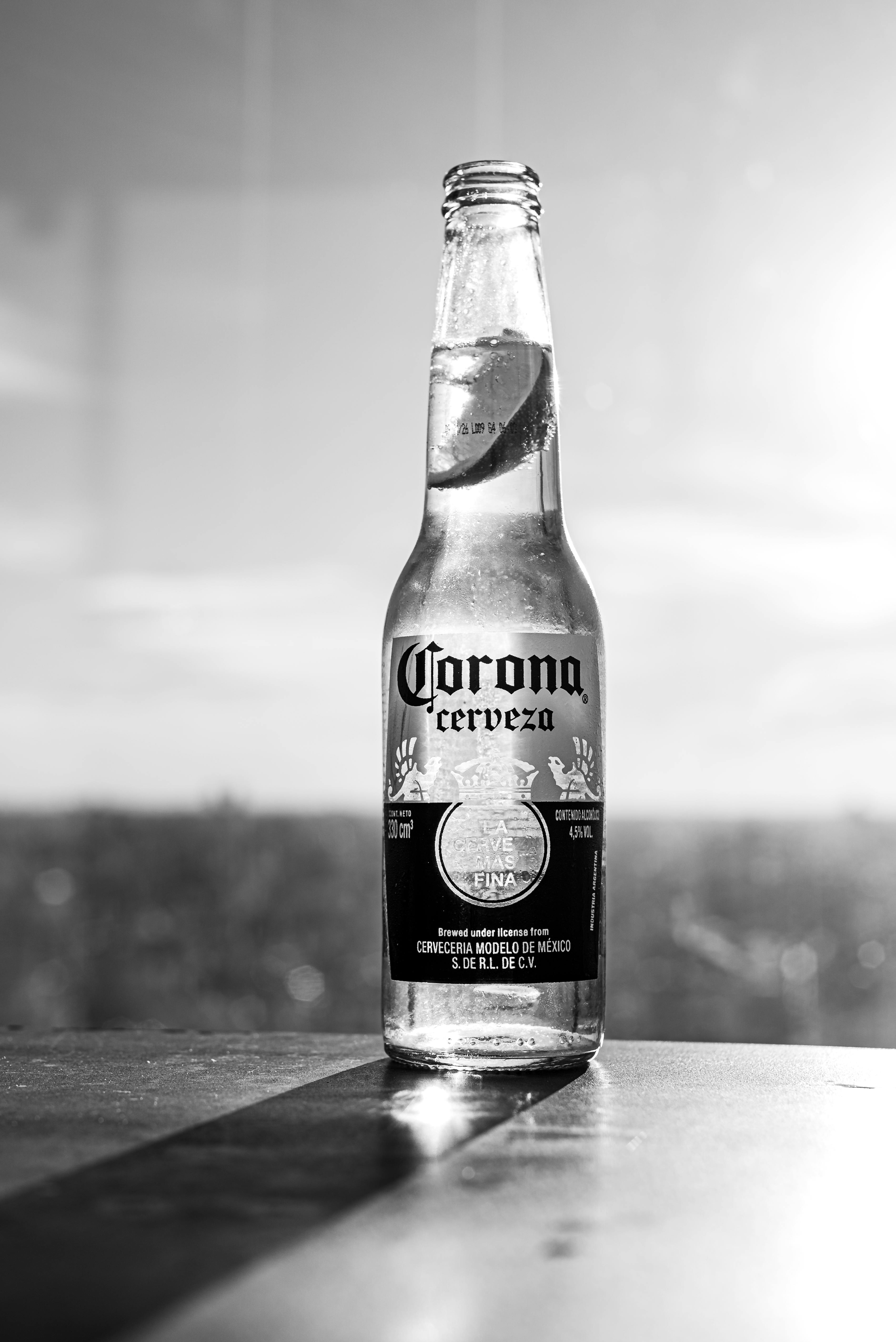 艺术、啤酒和黑白照片的组合听起来很有趣