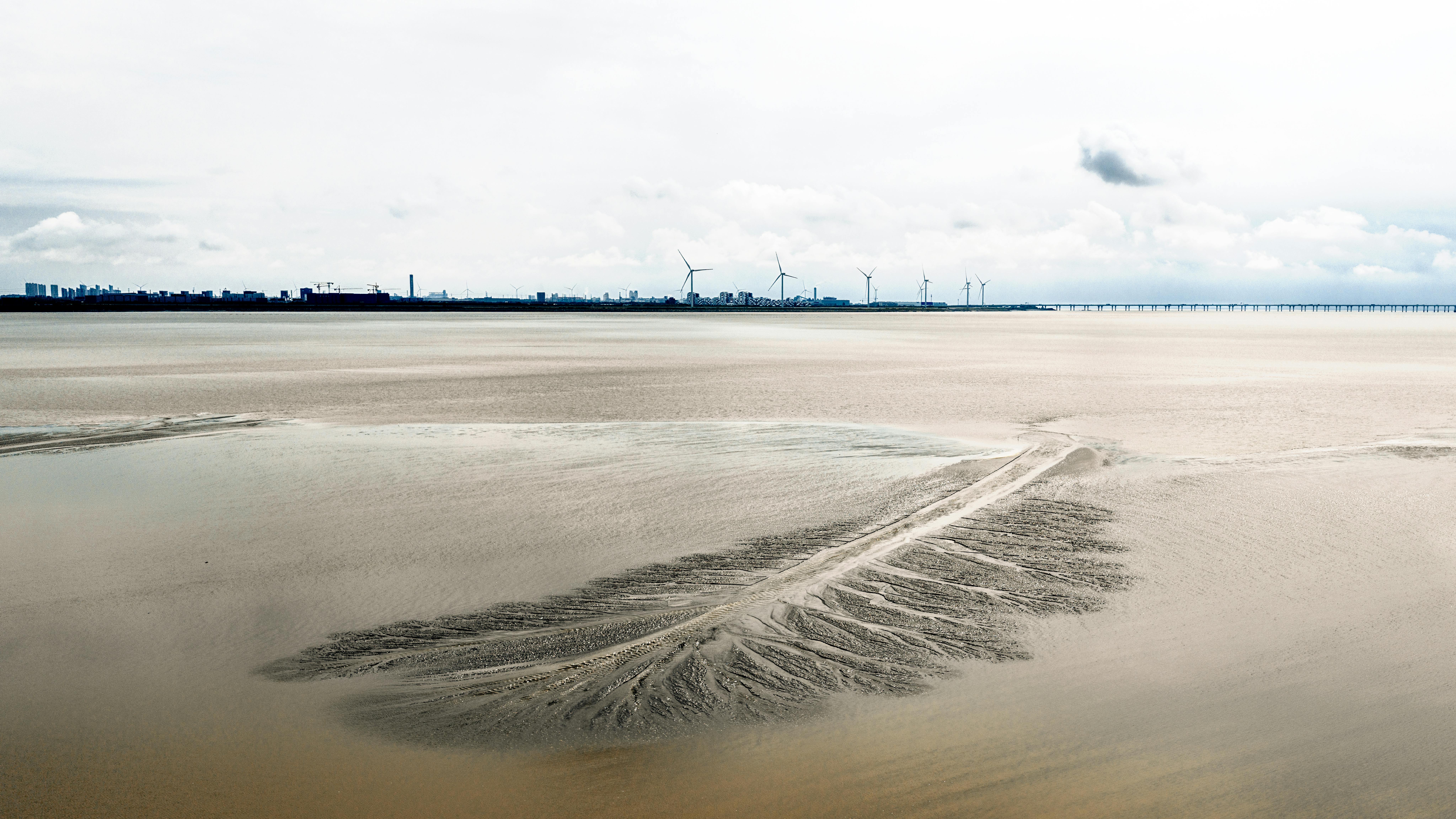 宁静的沿海景观，拥有风力涡轮机和宁静的海岸