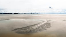 宁静的沿海景观，拥有风力涡轮机和宁静的海岸