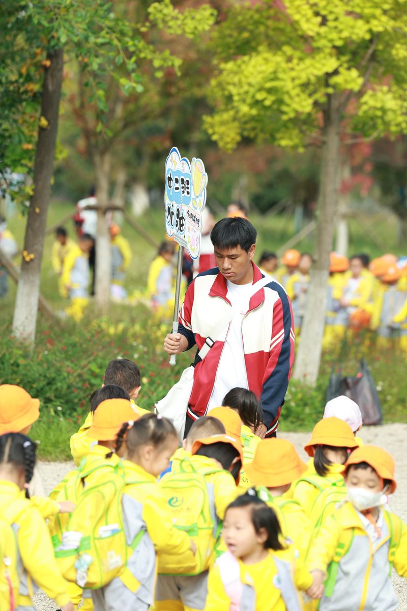 Passeio escolar com crianças em uniformes coloridos