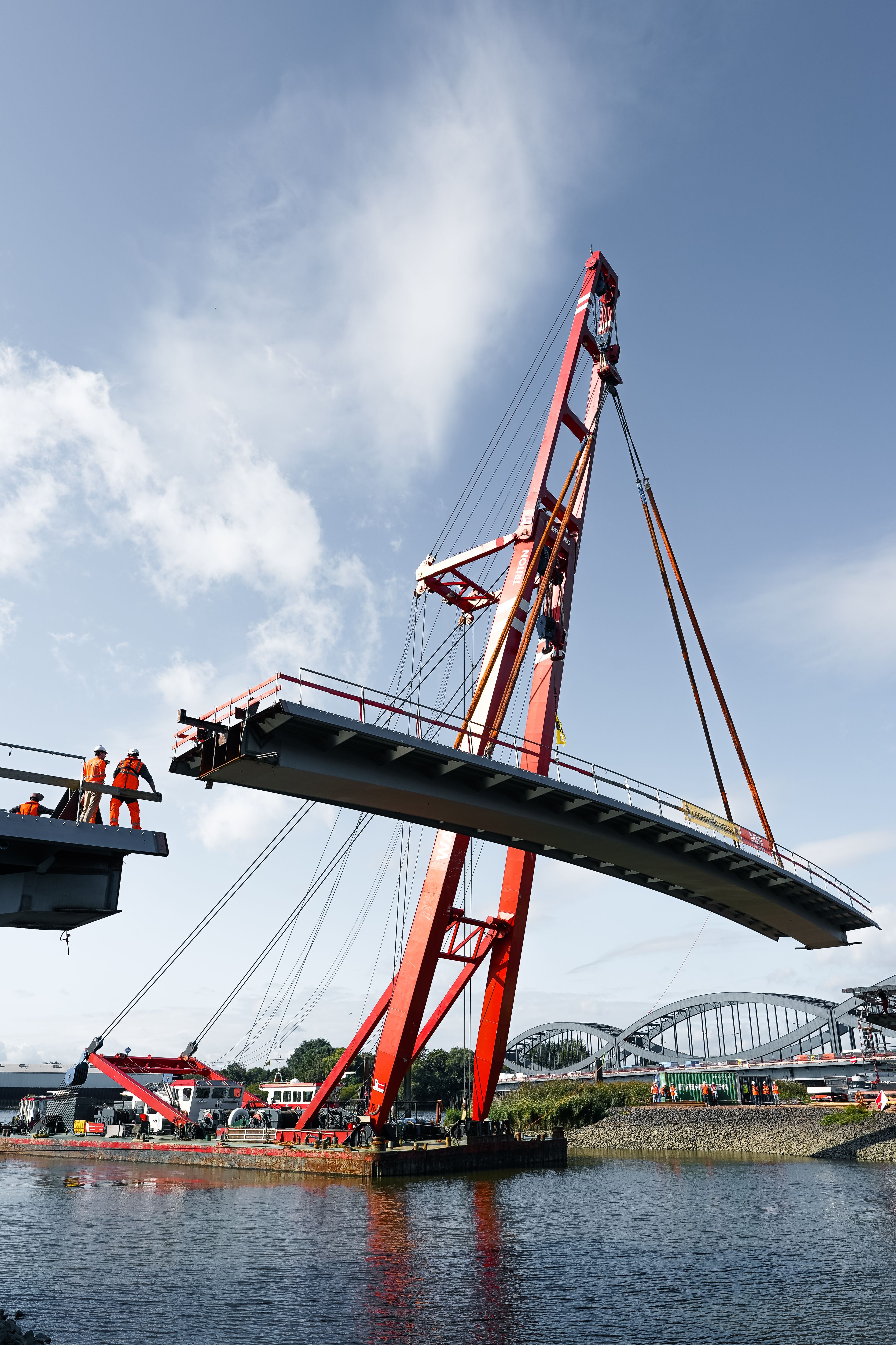 Gratis En stor kran, der løfter et brosegment over vandet i Hamborg, viser industriel ingeniørkunst. Lagerfoto