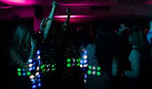 夜总会里充满活力，人们在五颜六色的霓虹灯下跳舞，是完美的夜生活场景