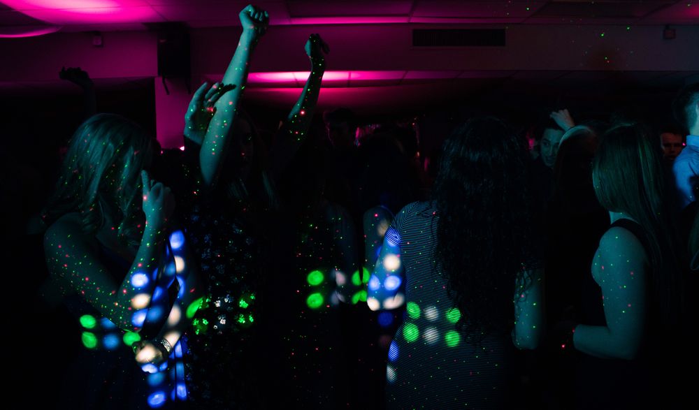Piste de danse sous lumières colorées