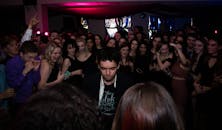 一群活泼的年轻人在夜总会派对上跳舞，尽情享受