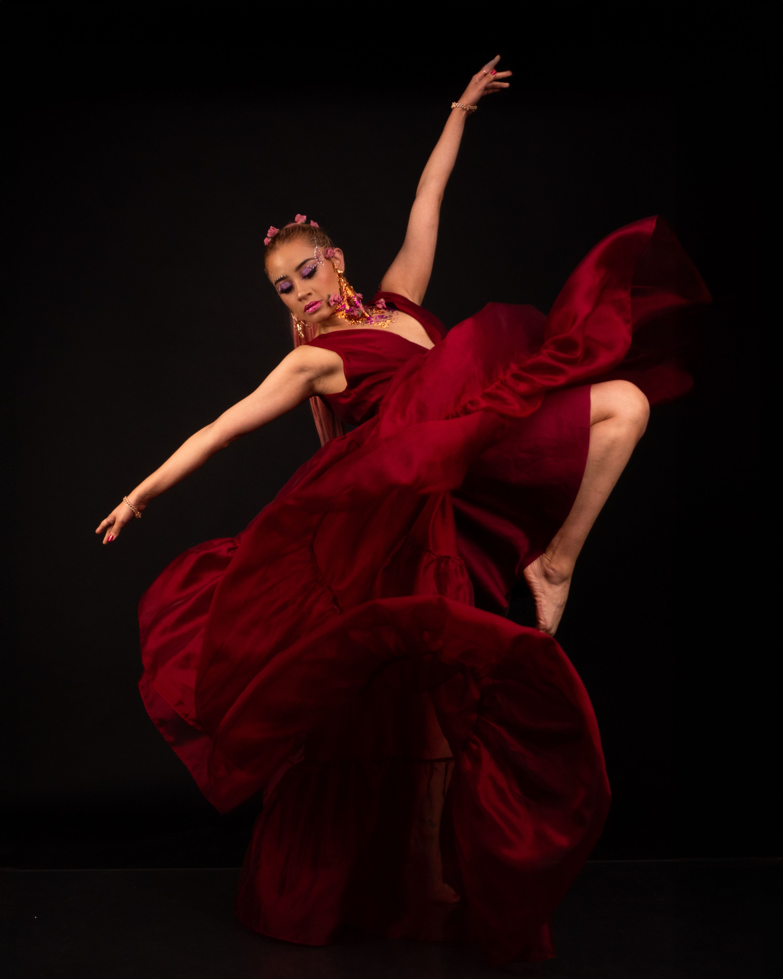 Danseuse Contemporaine Dynamique En Robe Rouge · Photo gratuite