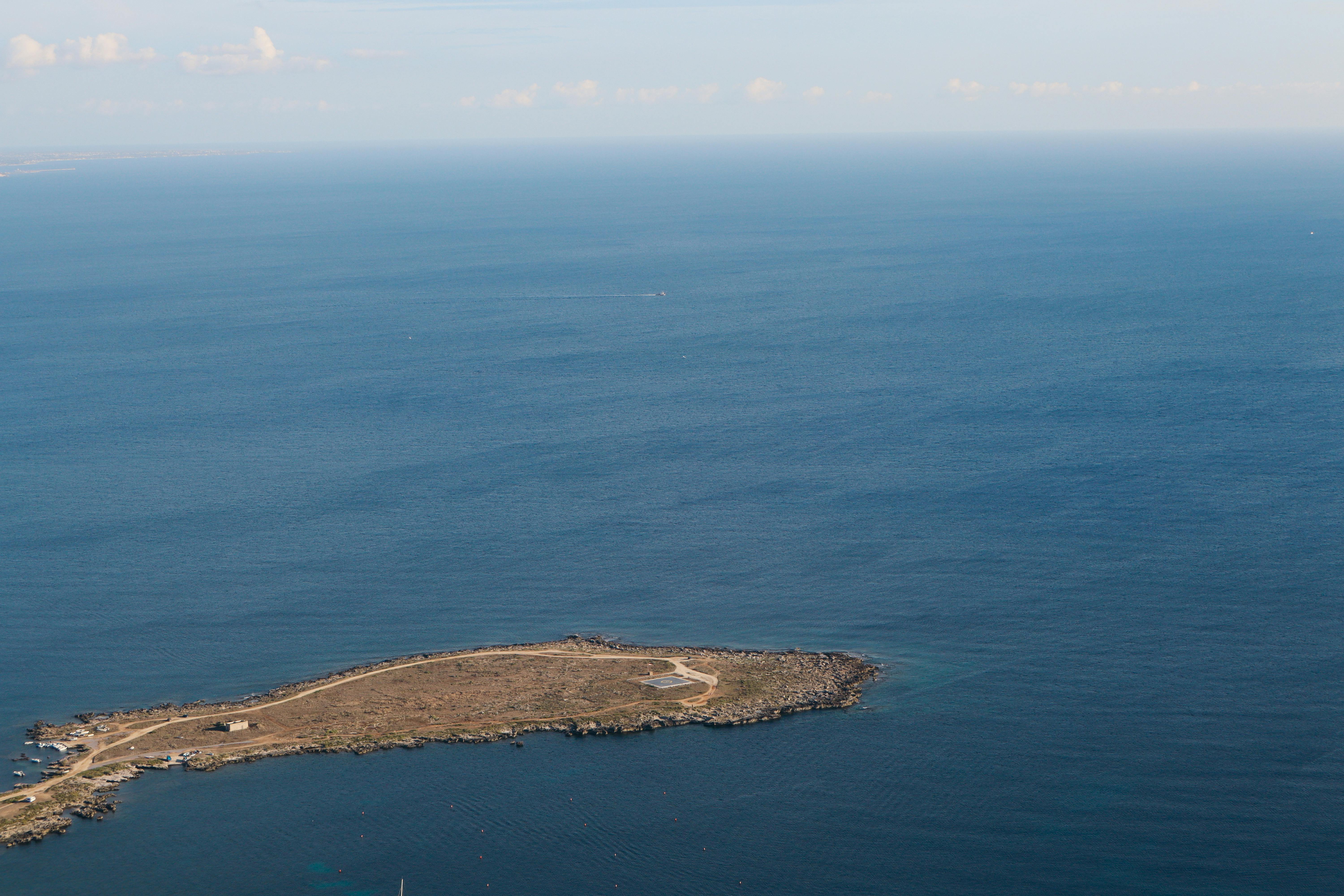 西西里海岸线的迷人鸟瞰图，广阔宁静的海洋