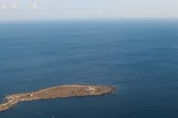 西西里海岸线的迷人鸟瞰图，广阔宁静的海洋