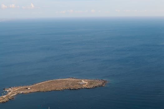 西西里海岸线的迷人鸟瞰图，广阔宁静的海洋