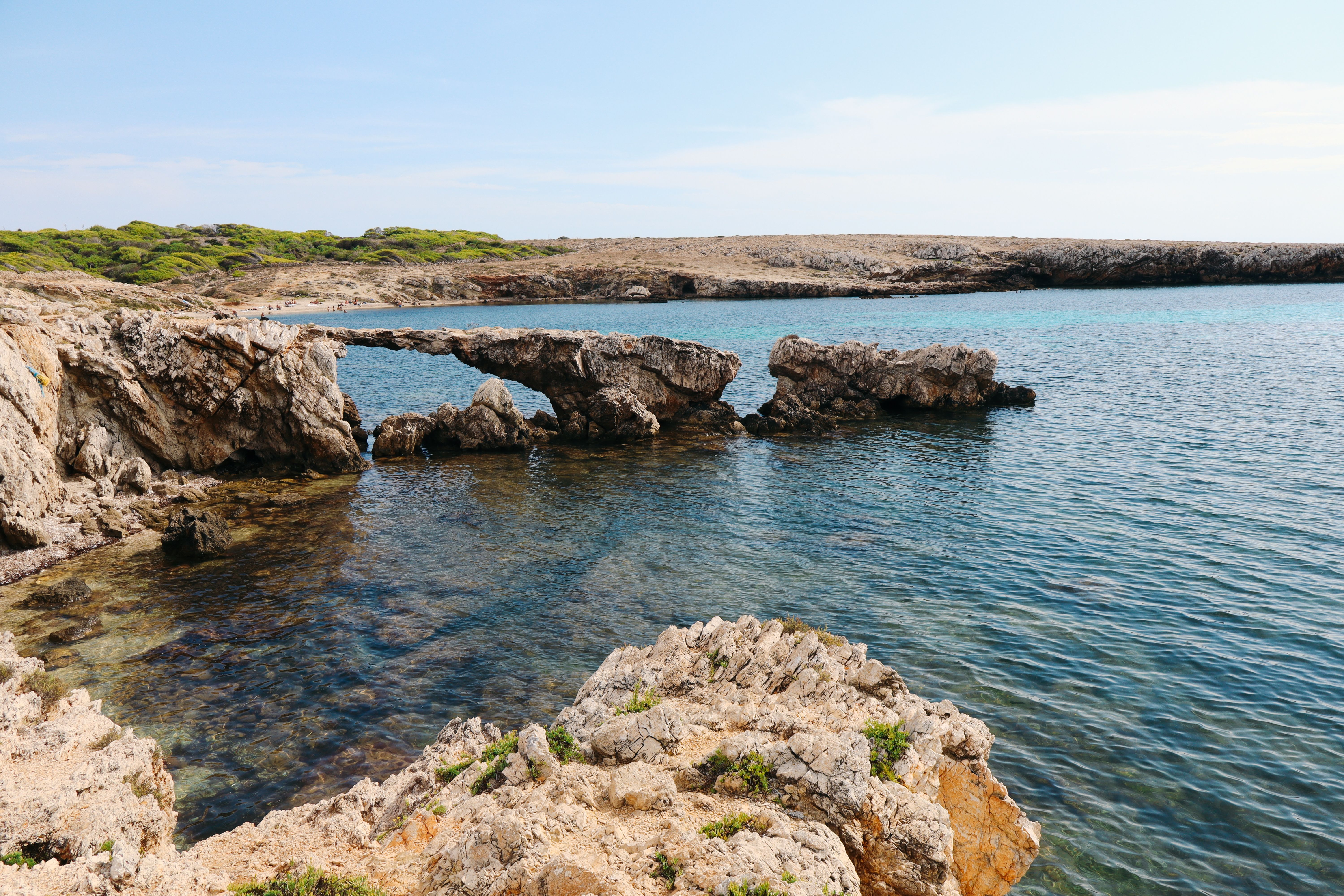 Formations rocheuses époustouflantes et eau turquoise claire sur la côte de la Sicile, en Italie.