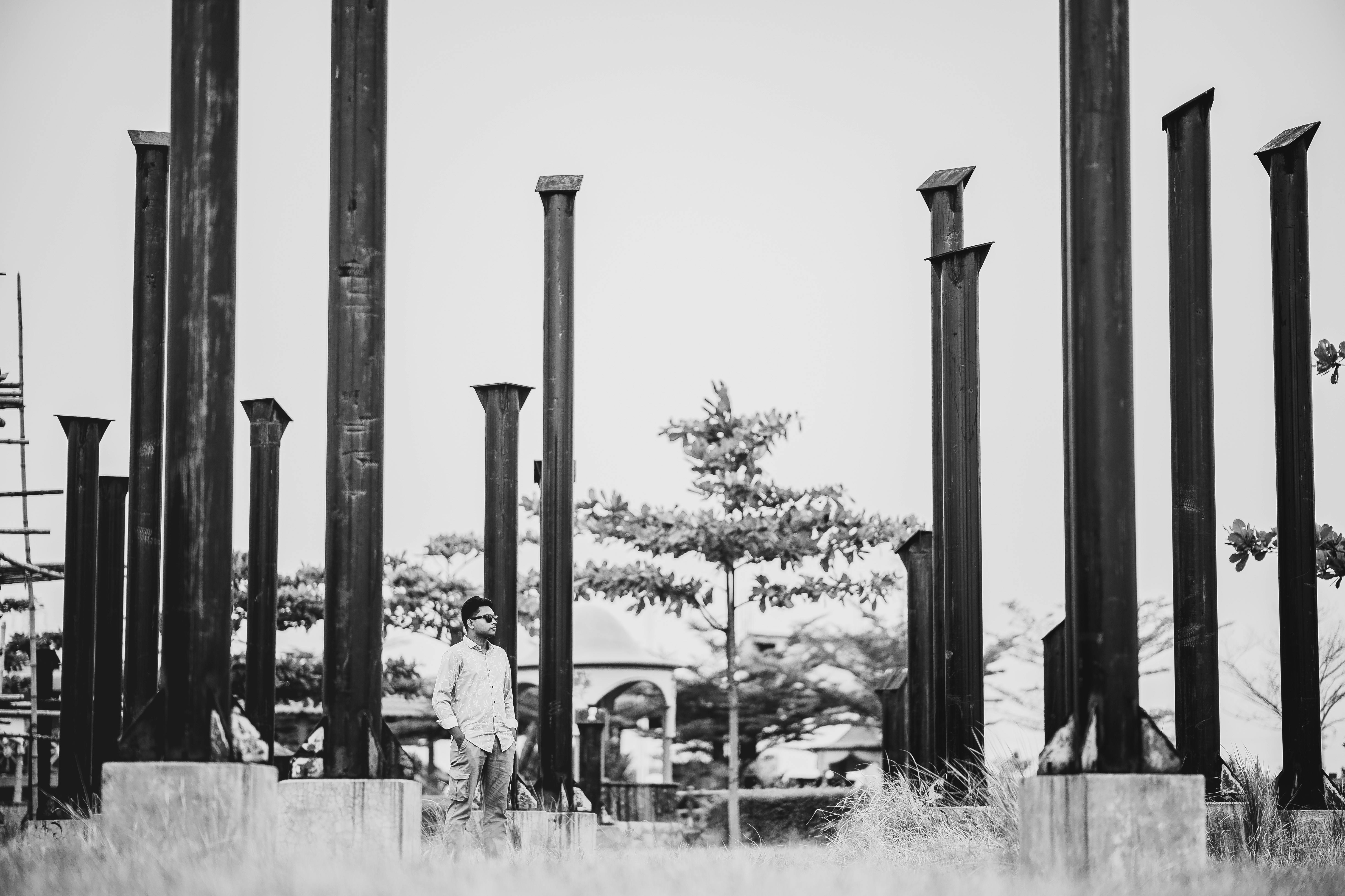 站在孤独的支柱之间，意味着在没有依靠或支持的情况下独自面对困境或挑战