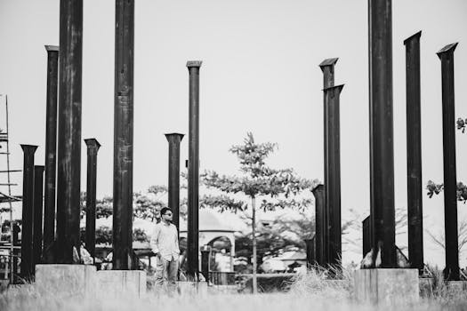 站在孤独的支柱之间，意味着在没有依靠或支持的情况下独自面对困境或挑战