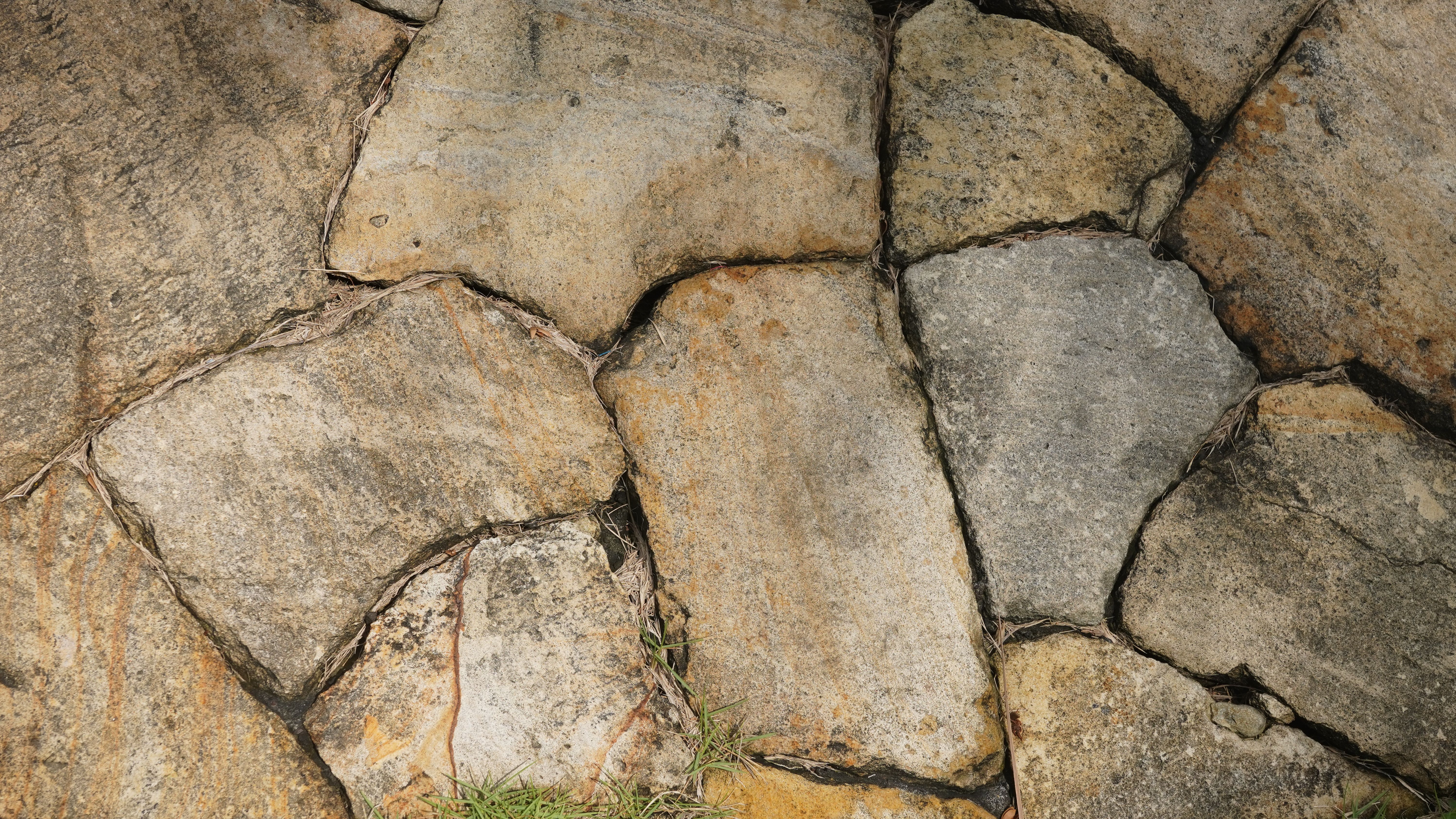 Gratis Vista dettagliata del motivo irregolare delle lastre di pietra, che mette in risalto i toni terrosi e le texture naturali. Foto a disposizione