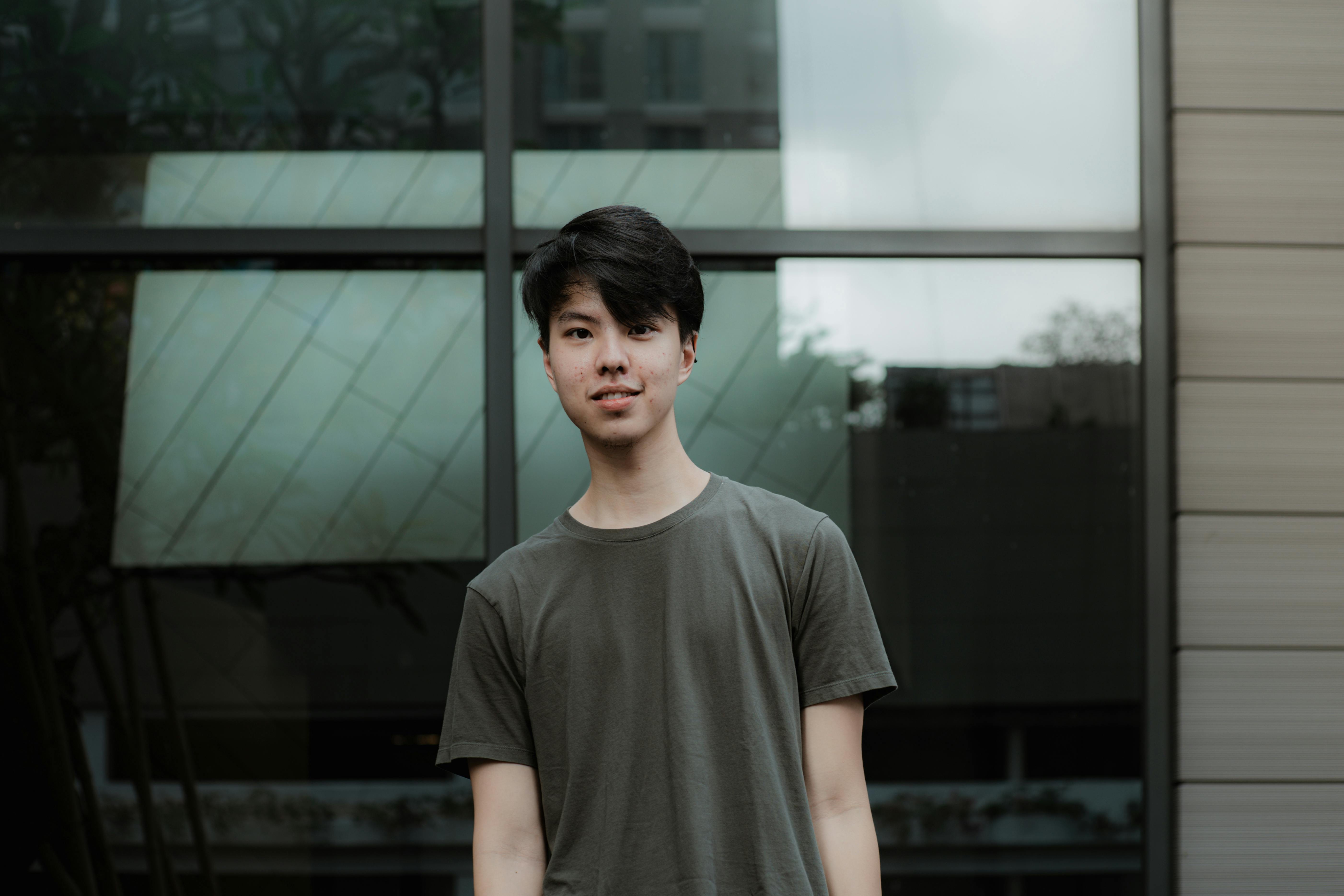 Miễn phí Chàng trai trẻ tạo dáng thoải mái trong bối cảnh đô thị; hiện đại, phong cách và thoải mái. Ảnh lưu trữ