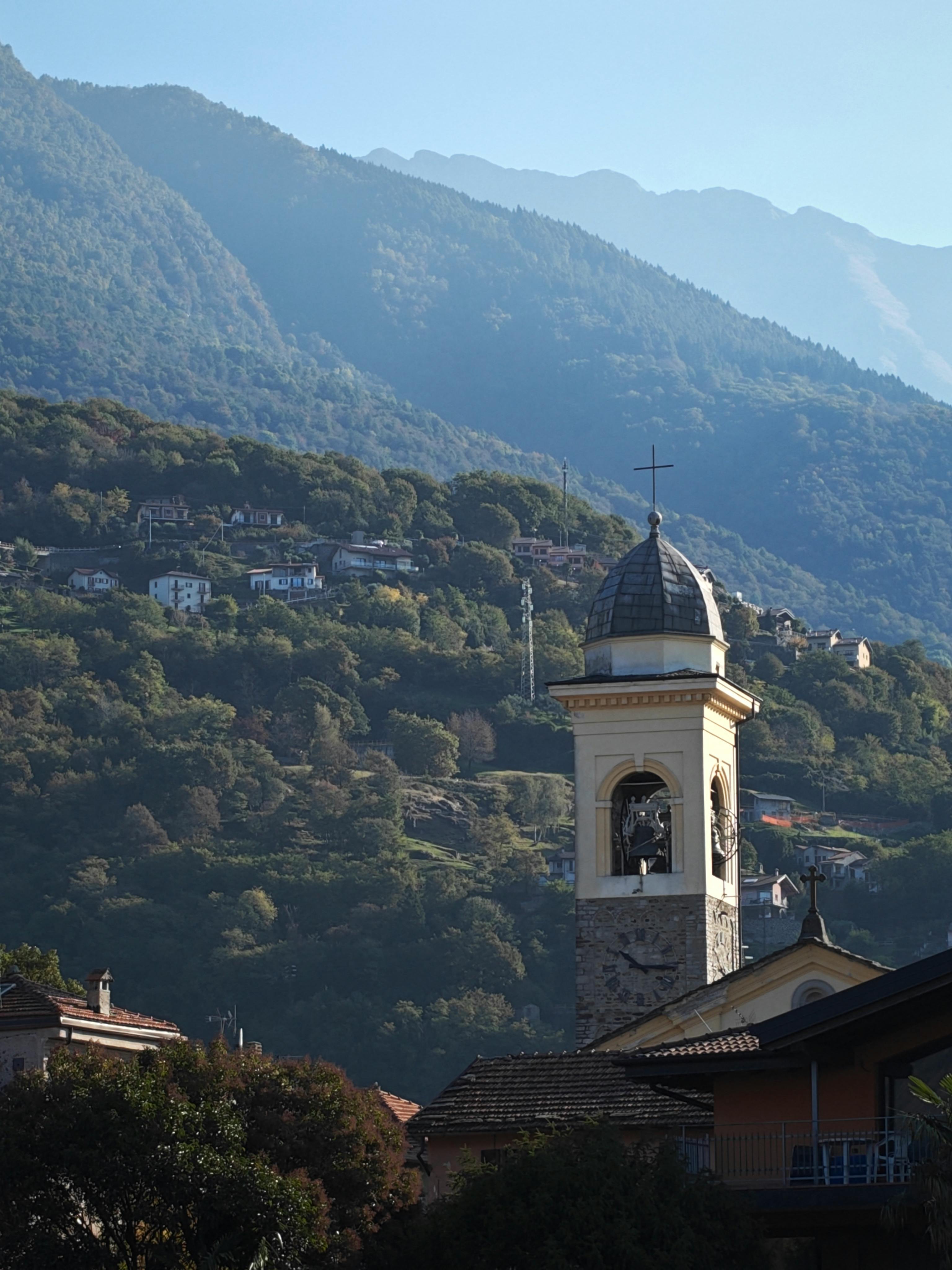 在田园诗般的小山村中，教堂的风景显得格外迷人
