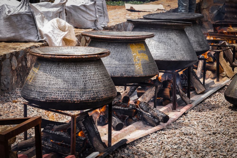 Grandes ollas de hierro cocinando al aire libre