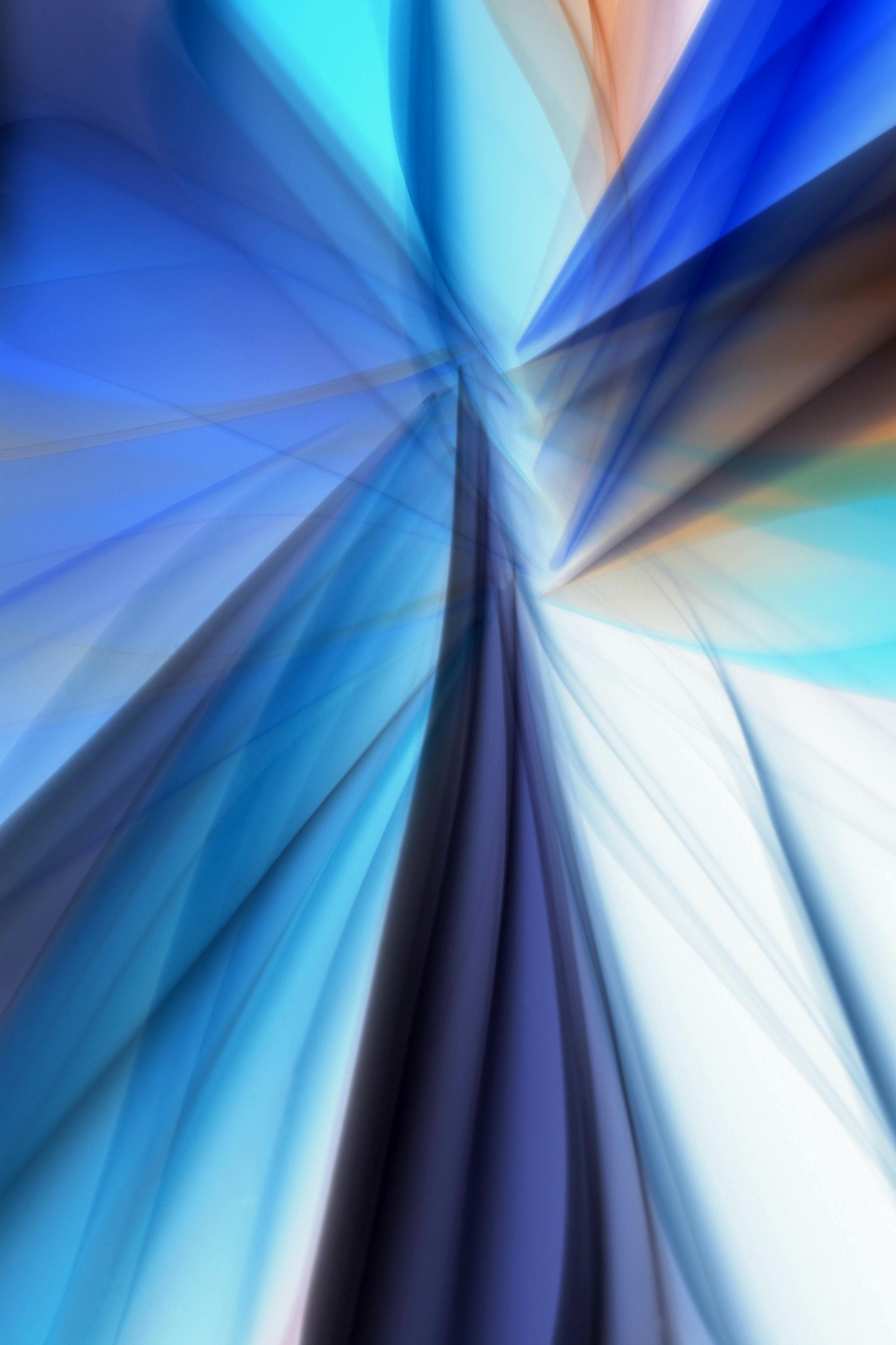 Zadarmo Abstraktné geometrické tvary s modrými a hnedými prechodmi vytvárajú dynamický efekt svetelných vĺn. Fotka z fotobanky