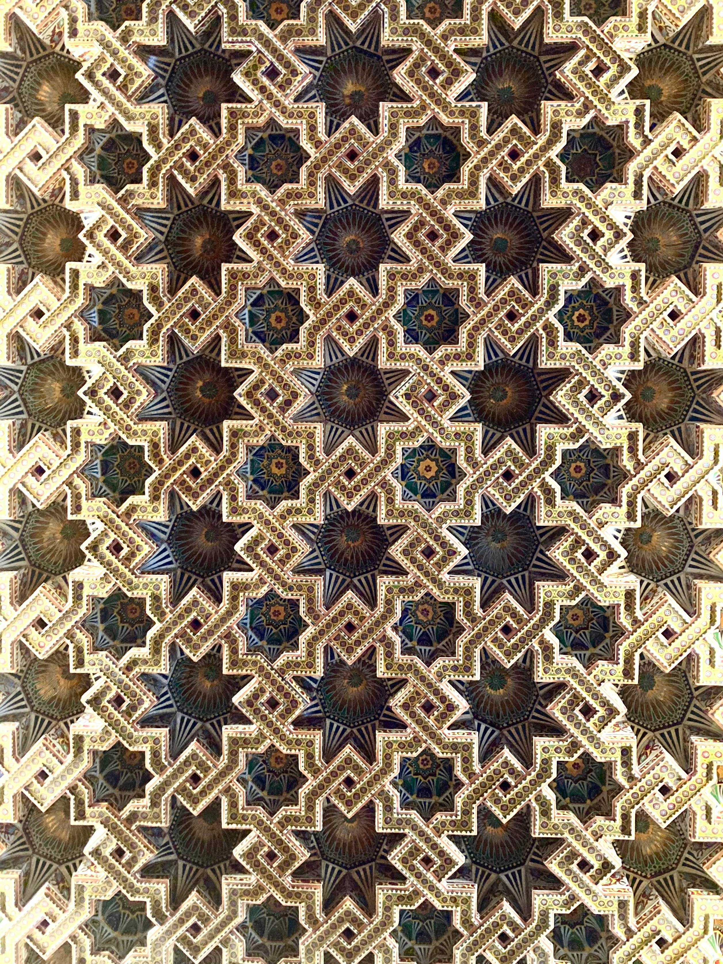 Ücretsiz Karmaşık sanat eserlerini sergileyen göz alıcı İslami geometrik desenlerin detaylı görünümü. Stok Fotoğraflar