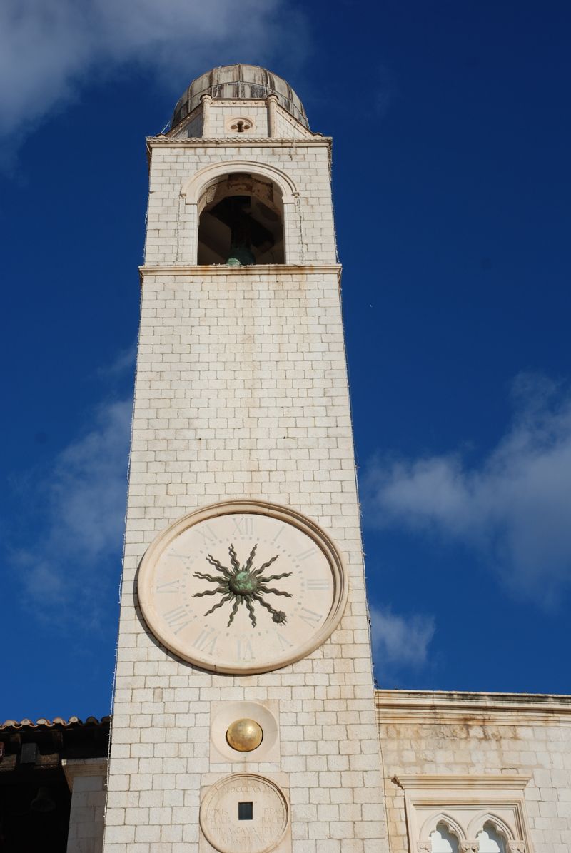 Torre del Reloj en la Plaza de Luža de Dubrovnik