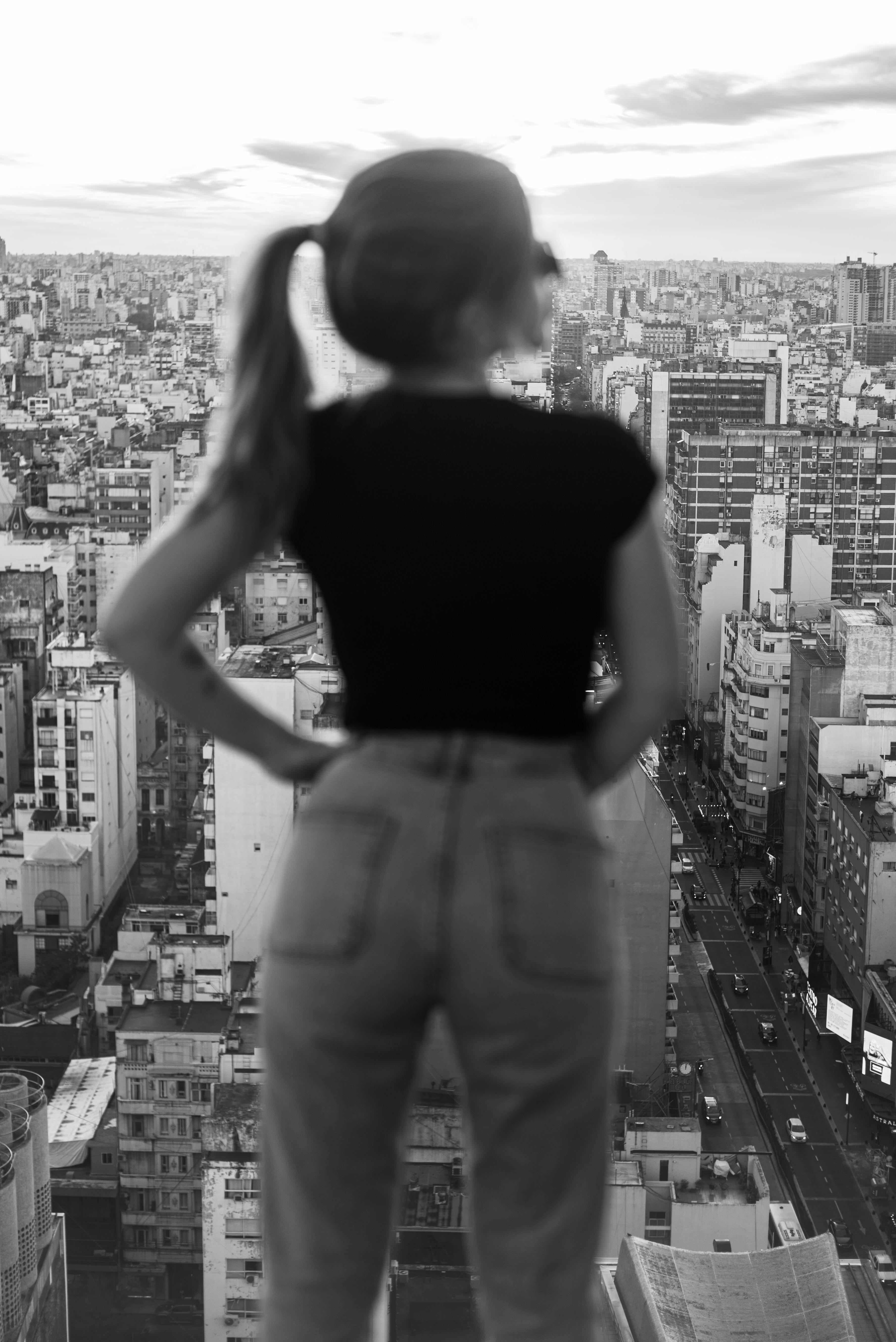 Gratuit Portrait en noir et blanc d'une femme contemplant l'horizon de Buenos Aires, capturant une ambiance urbaine moderne. Photos