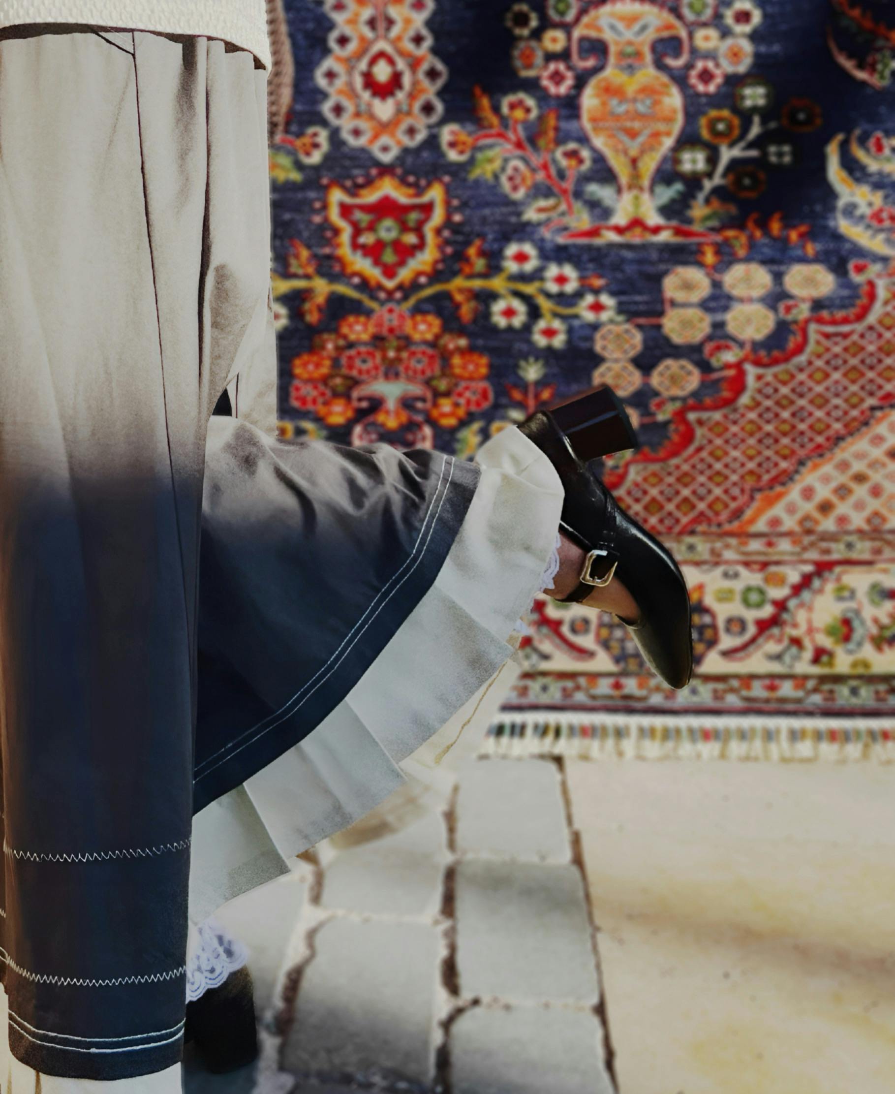 Kostenlos Nahaufnahme einer Person in traditioneller türkischer Kleidung und Schuhen vor einem bunten Teppichhintergrund in Antalya. Stock-Foto