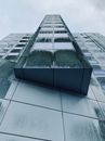 从低视角展示阿姆斯特丹现代高层建筑的几何图案和城市设计