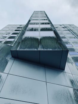 从低视角展示阿姆斯特丹现代高层建筑的几何图案和城市设计