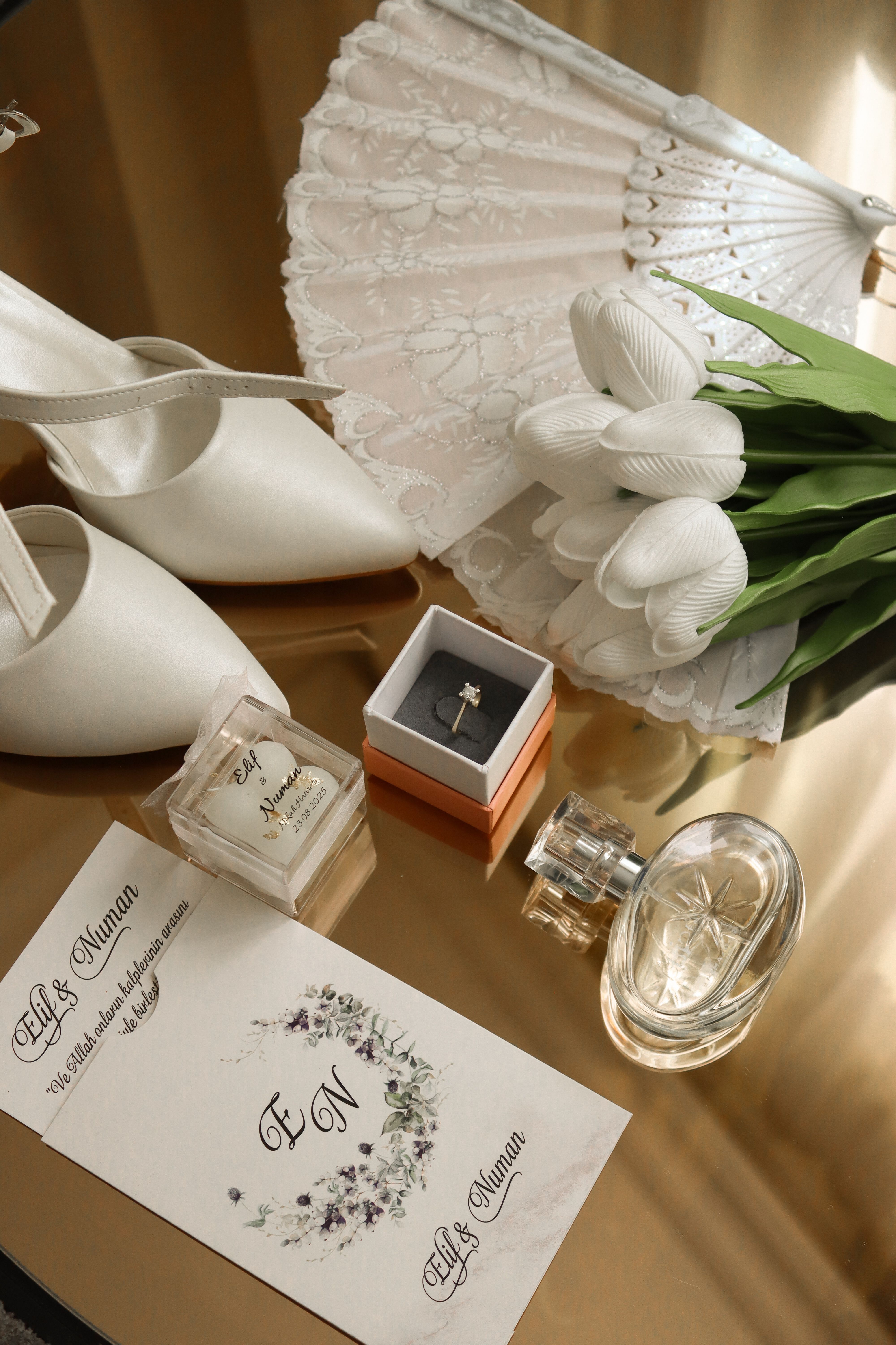 Acessórios Elegantes Para Casamento Em Superfície Dourada · Foto ...