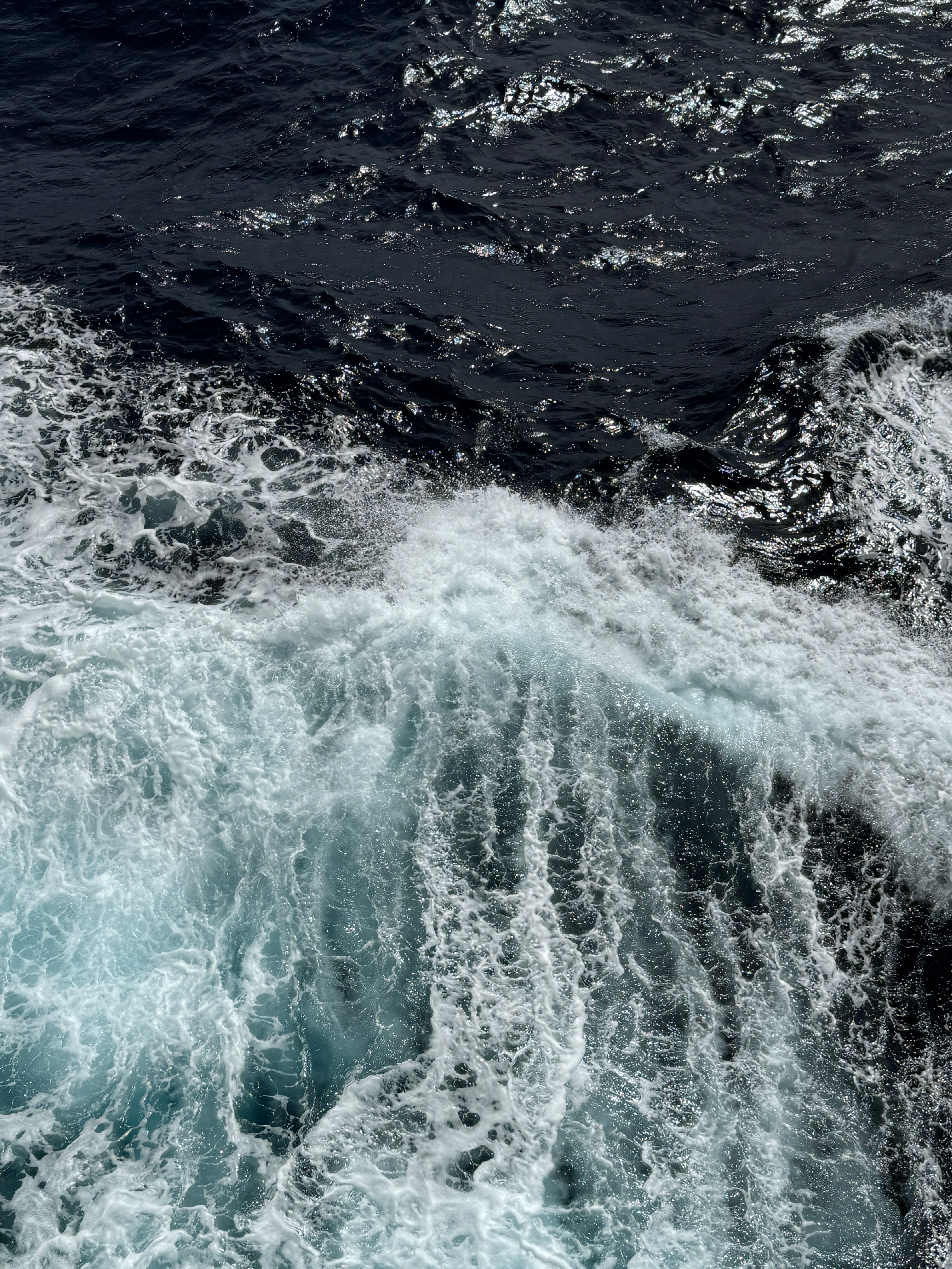 Dynamic Ocean Waves Crashing on a Rocky Shore · Free Stock Photo