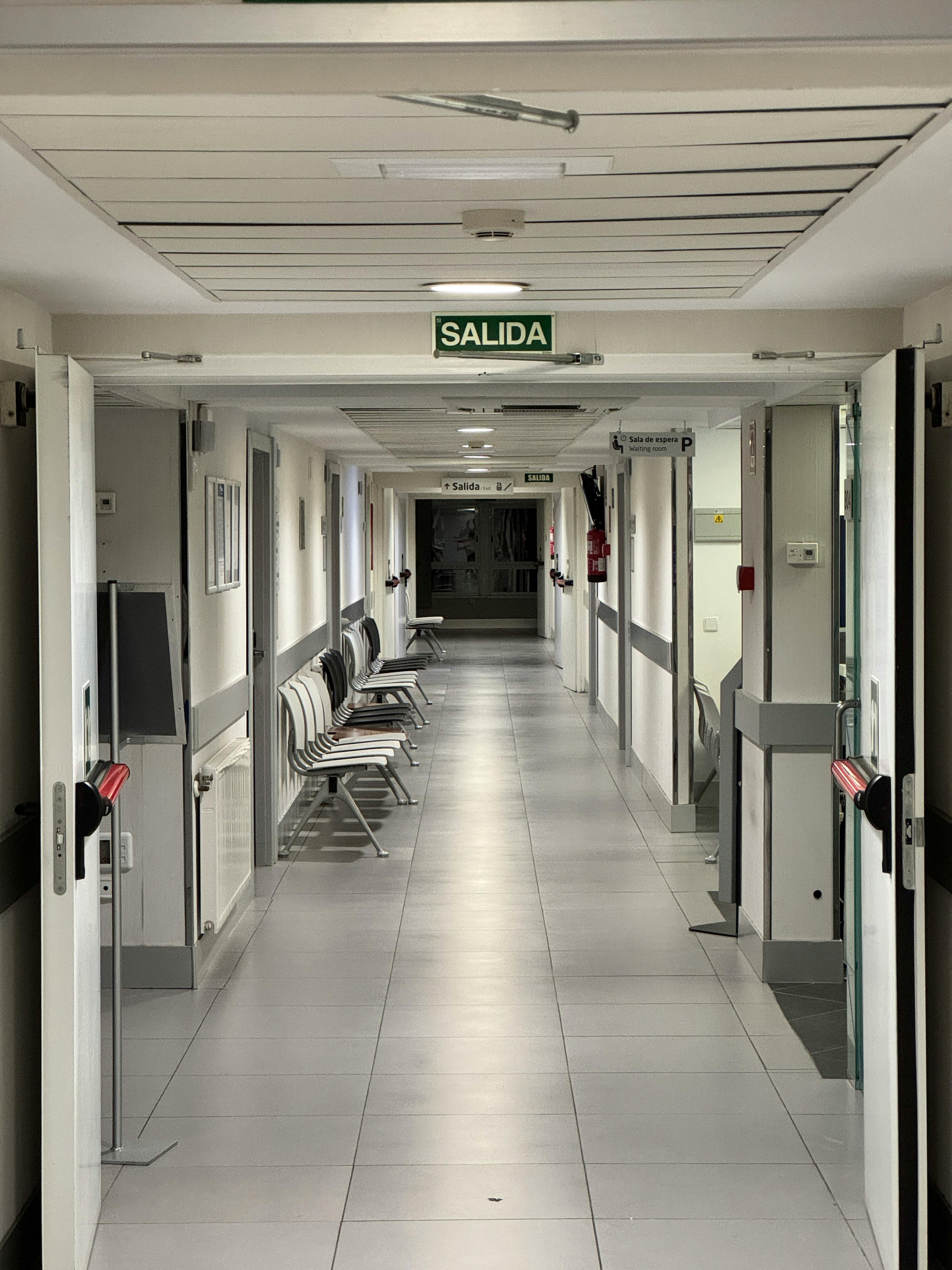 Moderne berührungslose Hygienespender in öffentlichen Bereichen