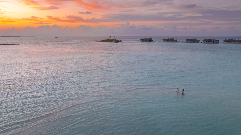 Maldív-szigetek legjobb vizibungalói pároknak 2024-ben – Maldives overwater bungalow couple sunset