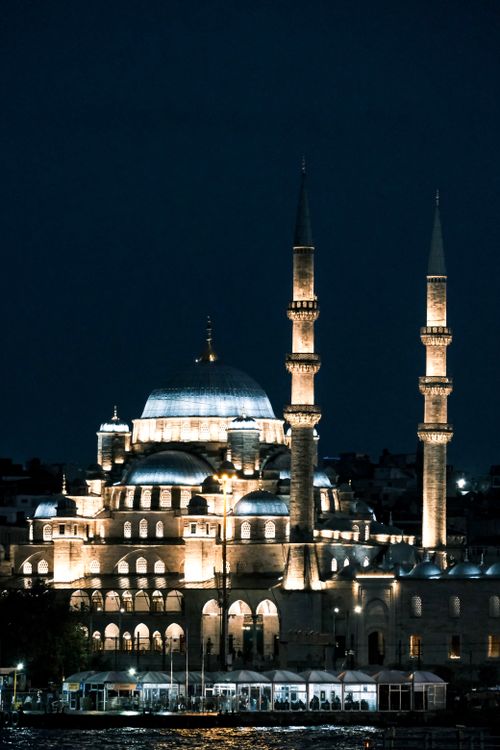 Free Stunning night view of the illuminated mosque in Istanbul, Türkiye. Stock Photo