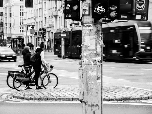 Cyclists waiting at a city intersection — photo by SHOX ART on Pexels
