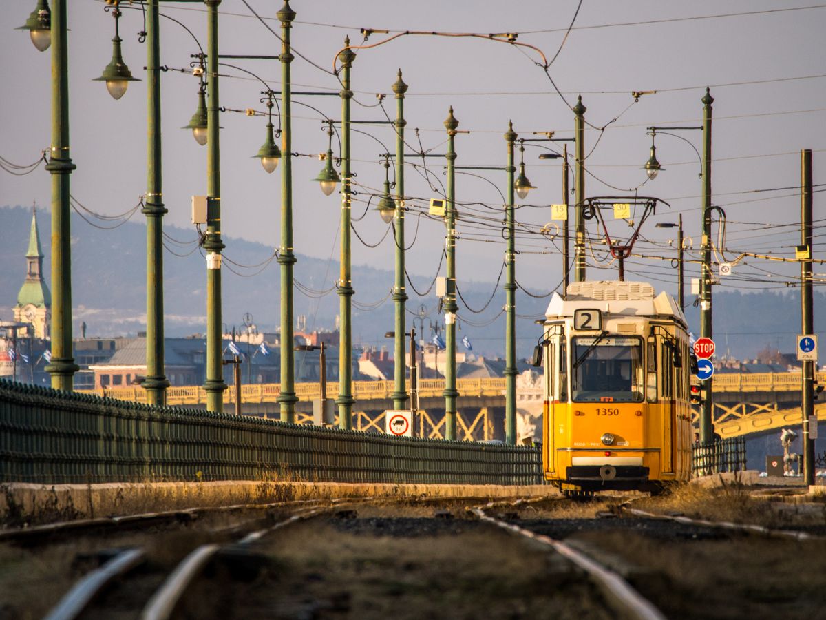 Tramvai galben trecand pe langa Podul Libertatii