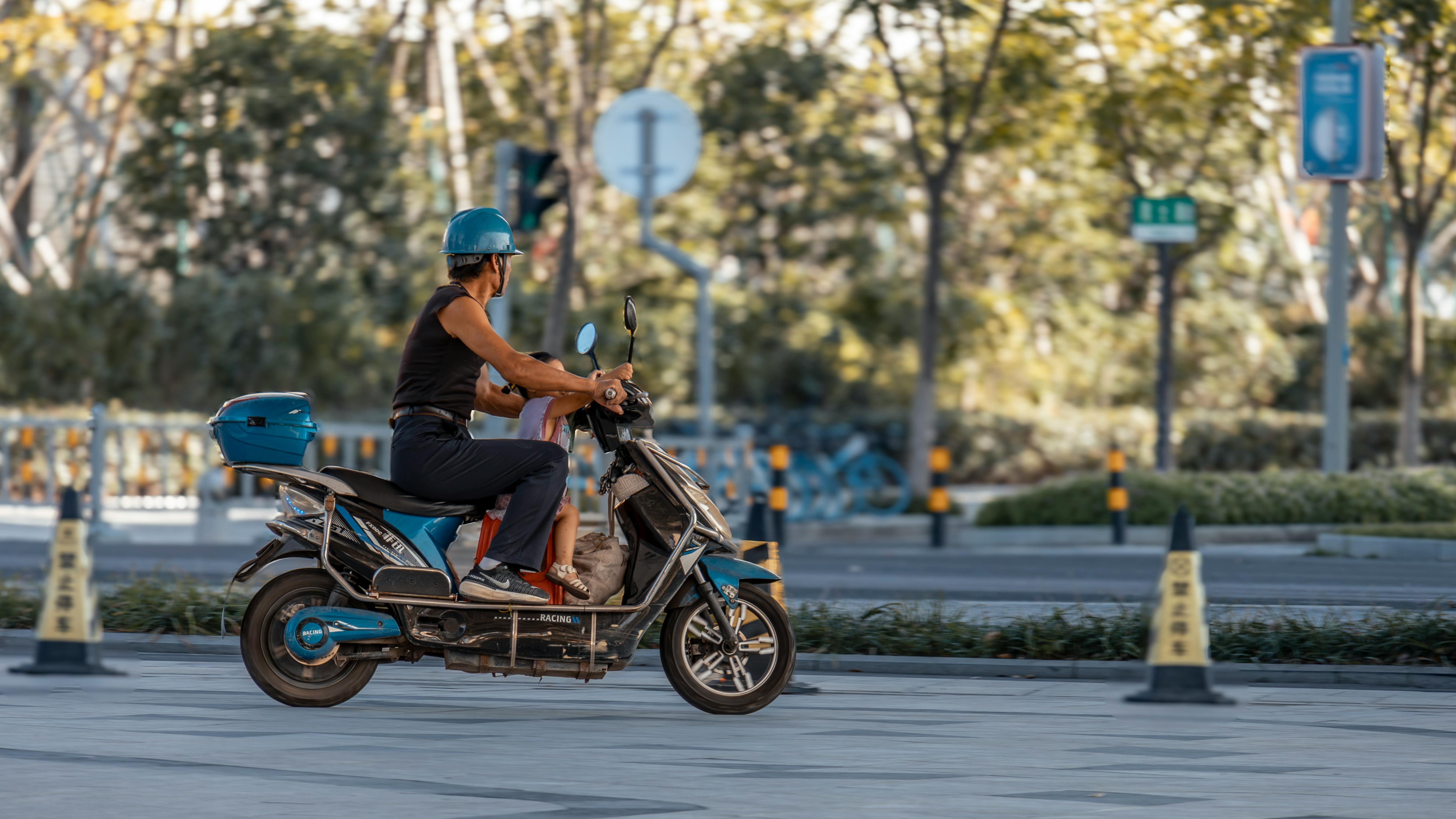 Addmotor E-325 Electric Cargo Bike: A New Era of Mobility for Families, Commuters, and Small Businesses — Photo by chen jack 