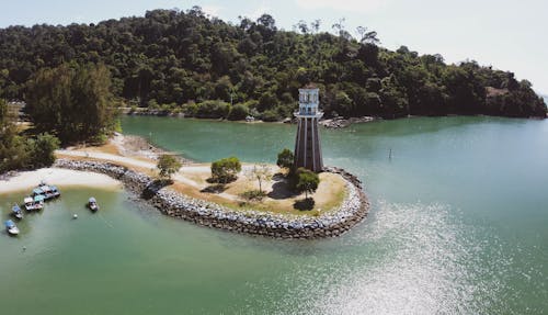 Farol Na Ilha Perto De Barcos Ancorados Durante O Dia