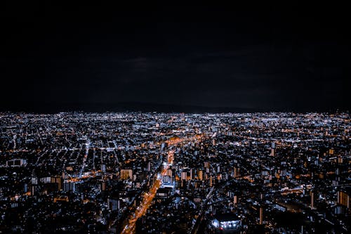 Вид на город вечером с высоты птичьего полета