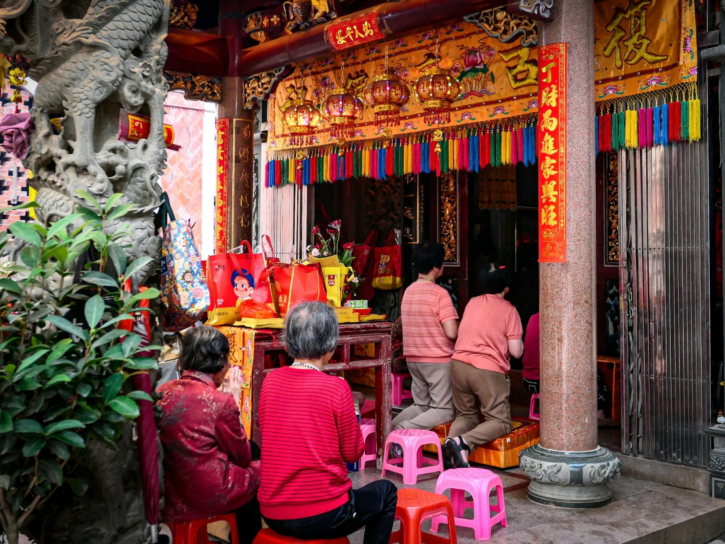 賴總統龍山寺參香 期盼國防預算獲立院通過