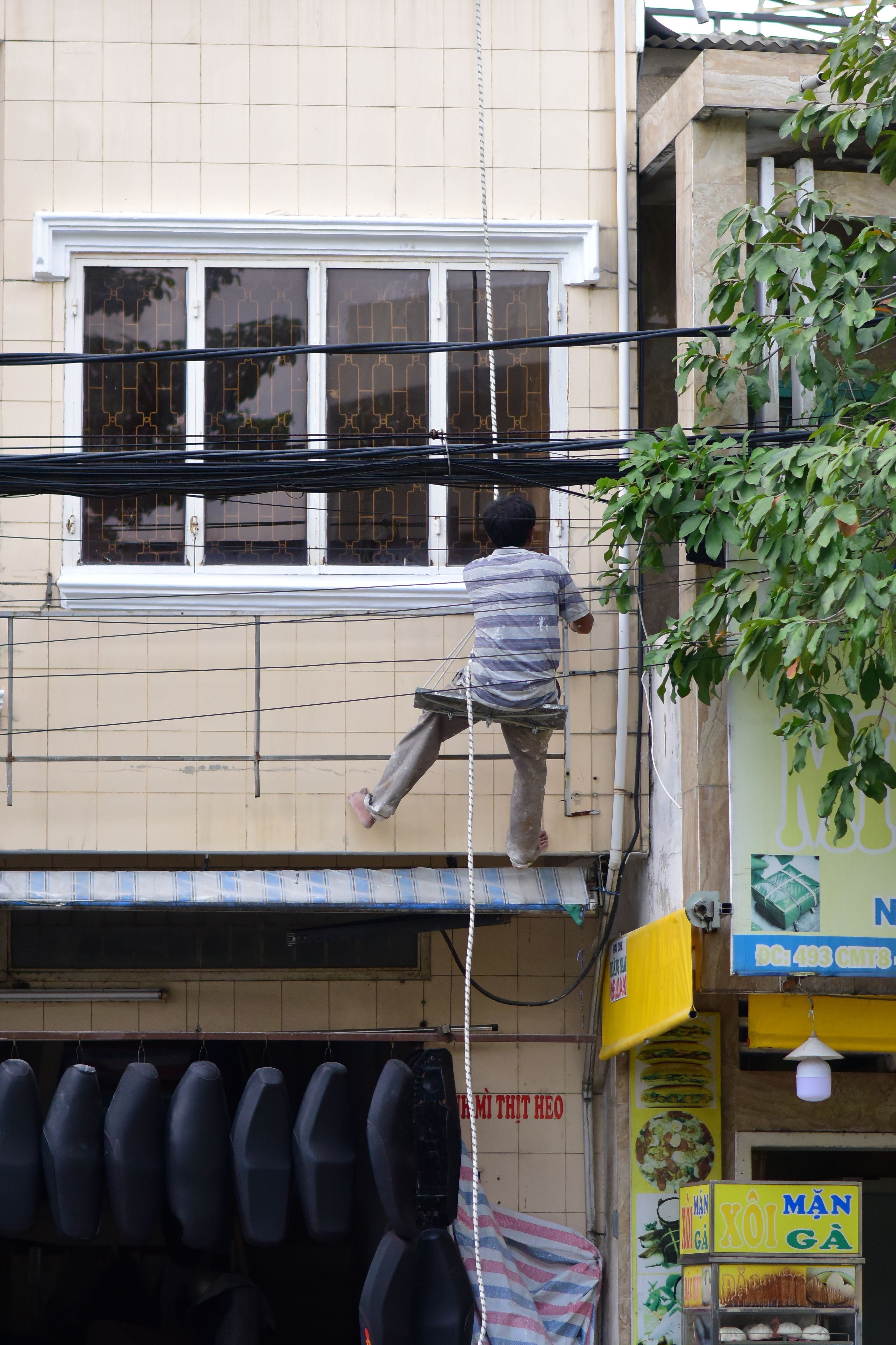 Man Climbing Building with Rope for Repairs · Free Stock Photo