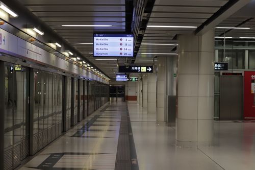 Free Spacious and contemporary metro station in Hong Kong's transit system, deserted view. Stock Photo