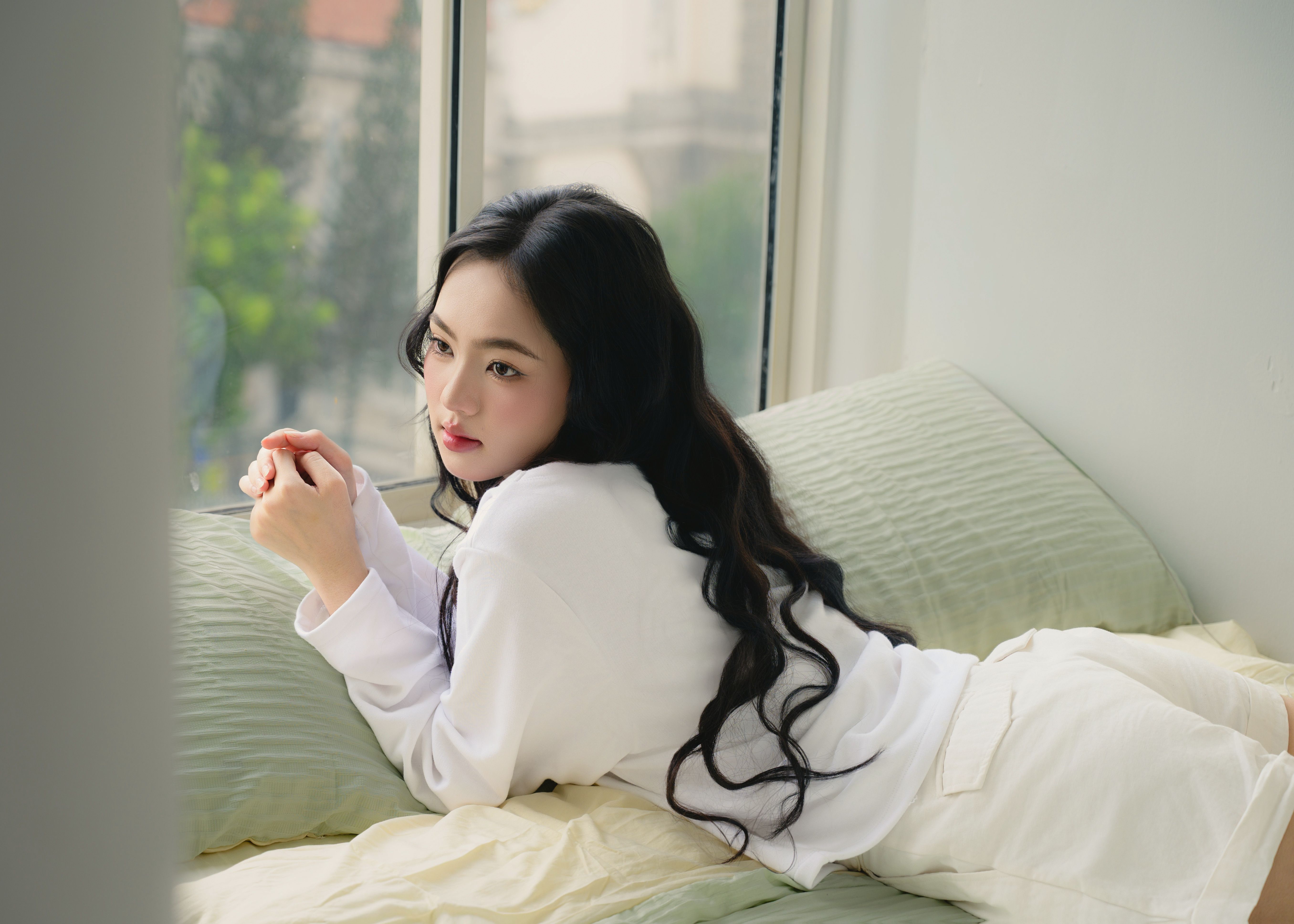 단독] '배우 이민정'이 써 내려가는 클래스는 다르다: 화제의 근황부터 독보적 아우라의 비밀까지