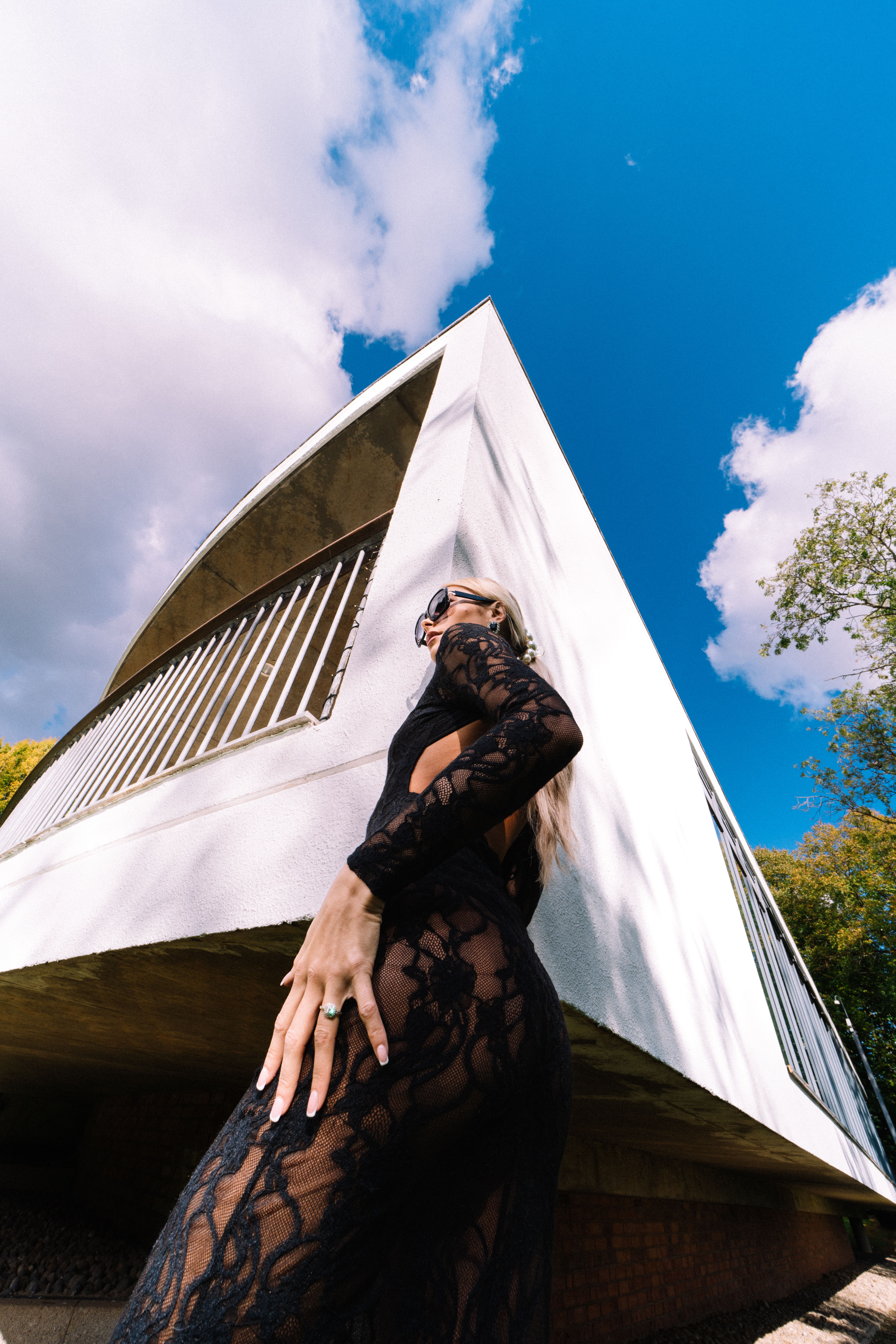 Chic Fashion Model in London Architecture · Free Stock Photo