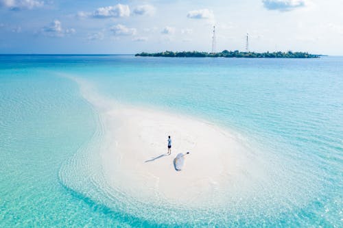 Foto Udara Orang Berdiri Di Pulau