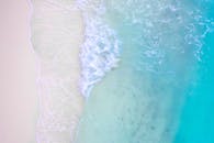 碧绿海水上波浪涟漪与沙滩相遇的宁静鸟瞰，带来宁静的氛围