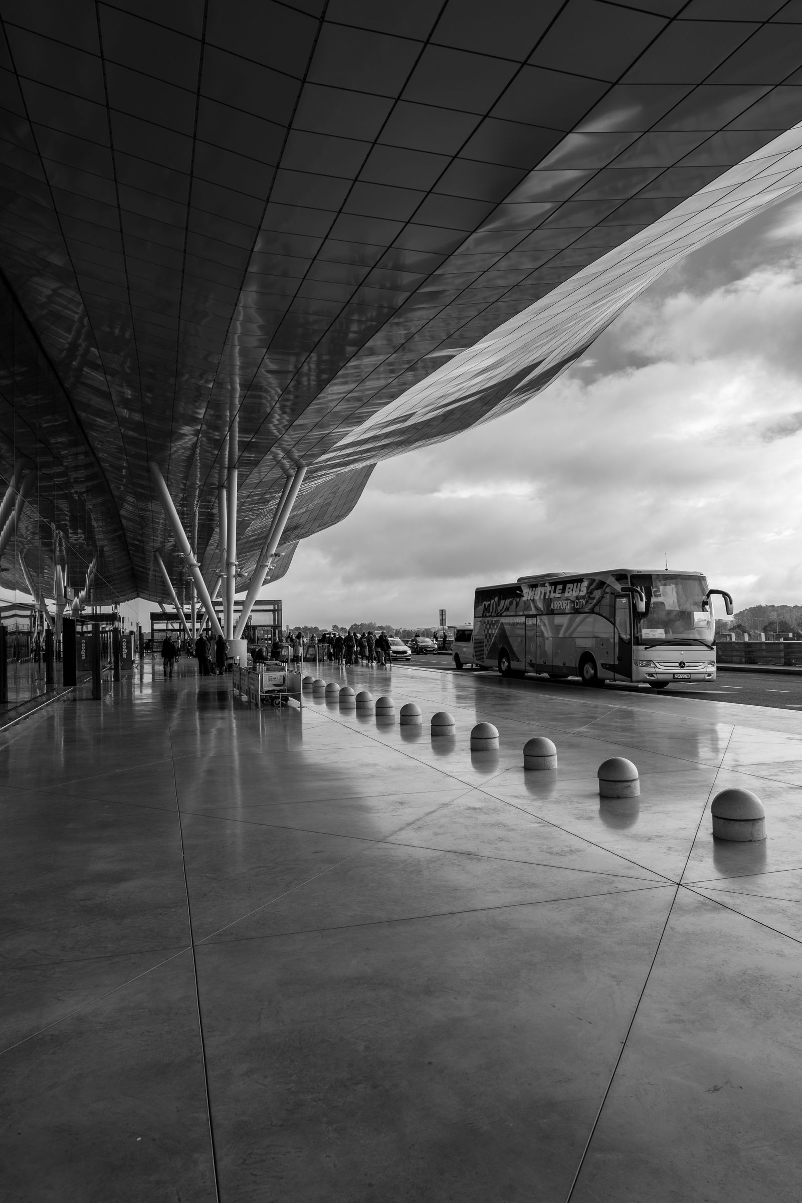 Putnički terminal i autobus ispred Zračne luke Zagreb