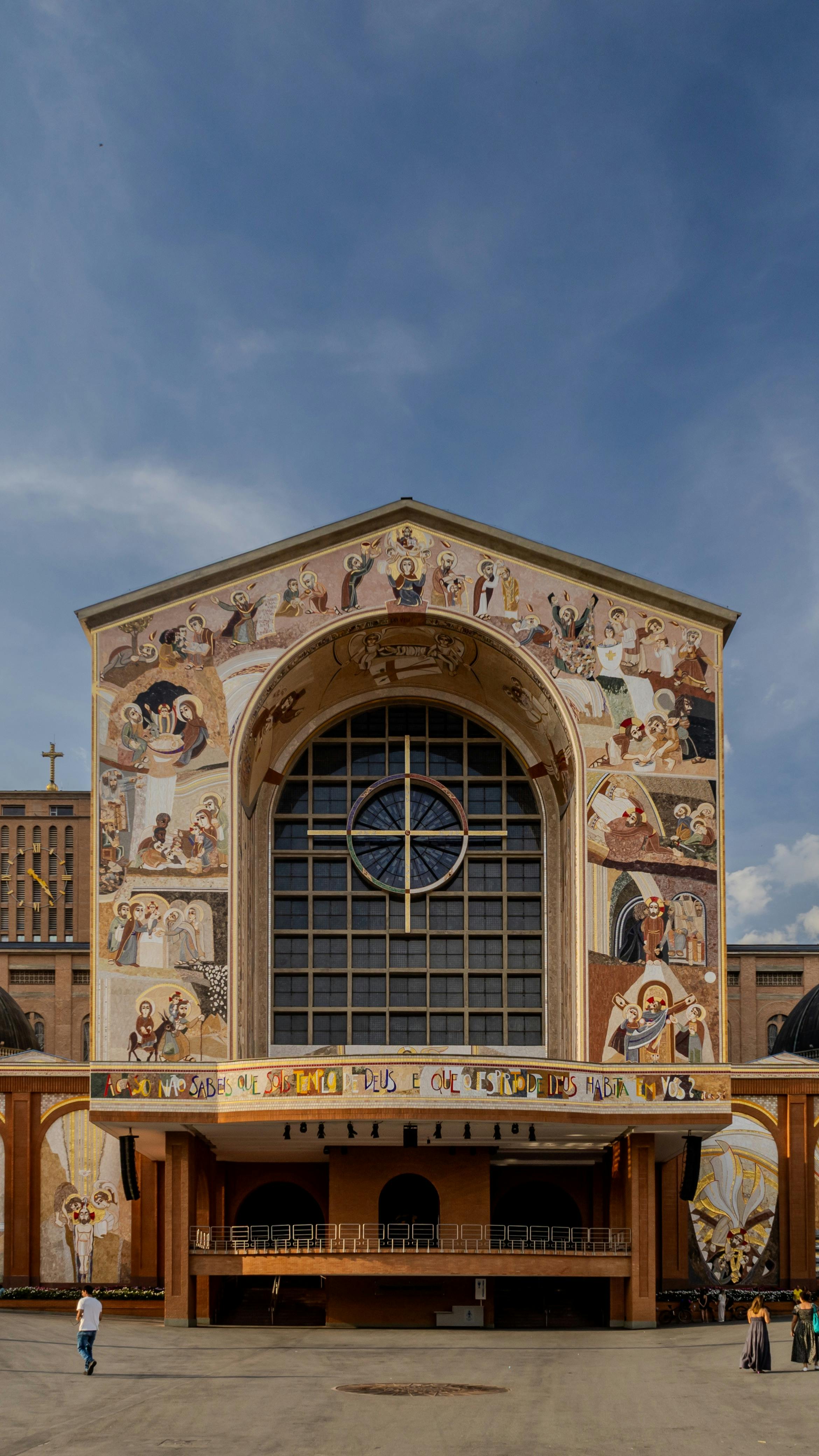 Ücretsiz Açık gökyüzünün altında, ilahi sanatı yansıtan karmaşık duvar resimleriyle bezeli bir bazilikanın ön cephesi. Stok Fotoğraflar